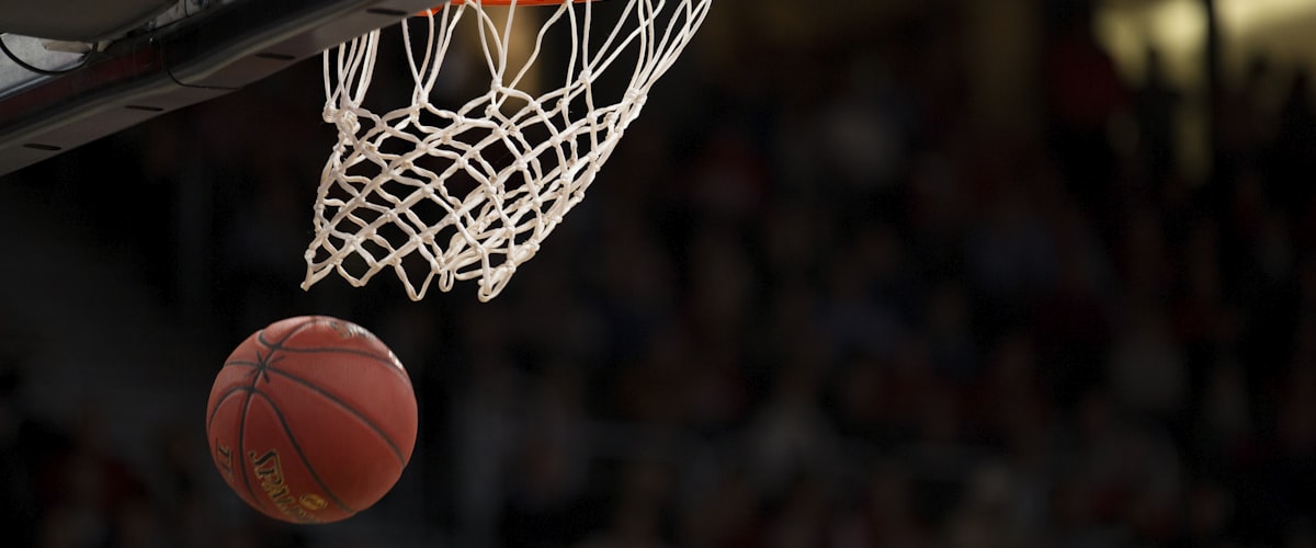 NBA篮球比赛球员数据统计表，显示得分、篮板、助攻、效率值等详细数据