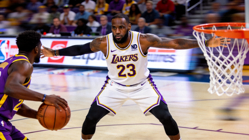 NBA球员在比赛中进行防守