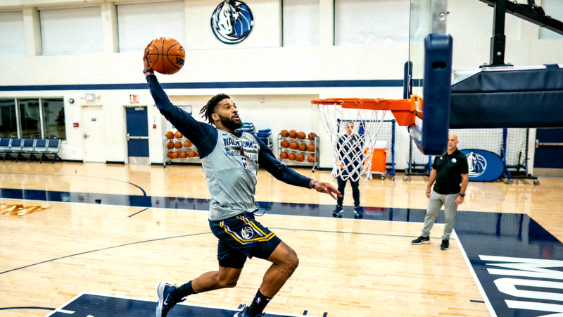 NBA球员在训练中进行投篮练习